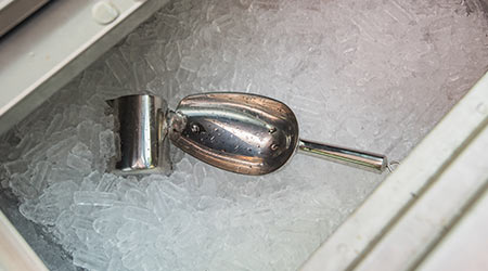 https://www.cleanlink.com/resources/editorial/2018/22700-crushed-ice-bucket-scoop.jpg