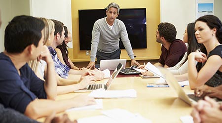 https://www.shutterstock.com/tr/image-photo/male-boss-addressing-meeting-around-boardroom-181443017